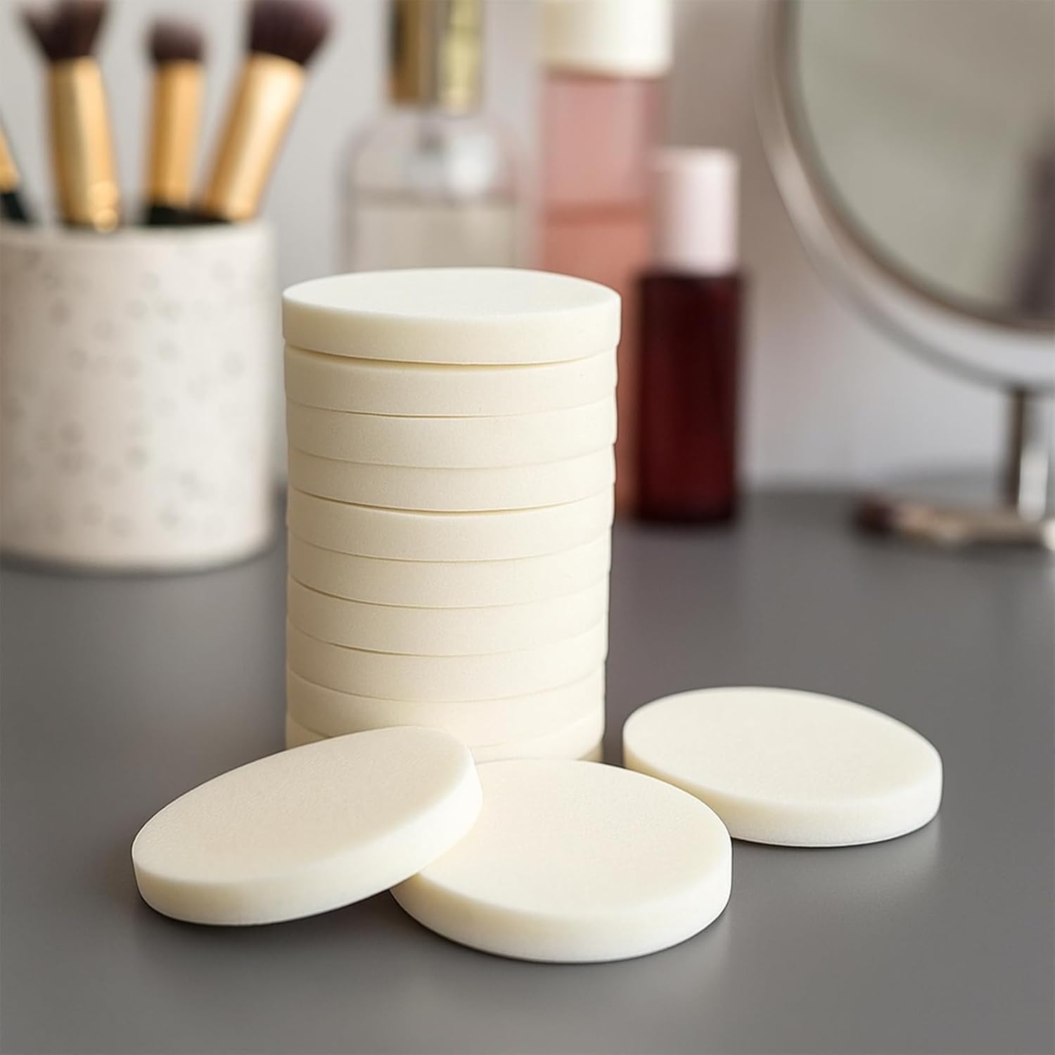 100Pcs White Round Makeup Sponges Beauty Makeup Foundation Powder Blender, Disposable Makeup Sponge Powder Puff, Suitable All Skin Types Wet and Dry Dual Use