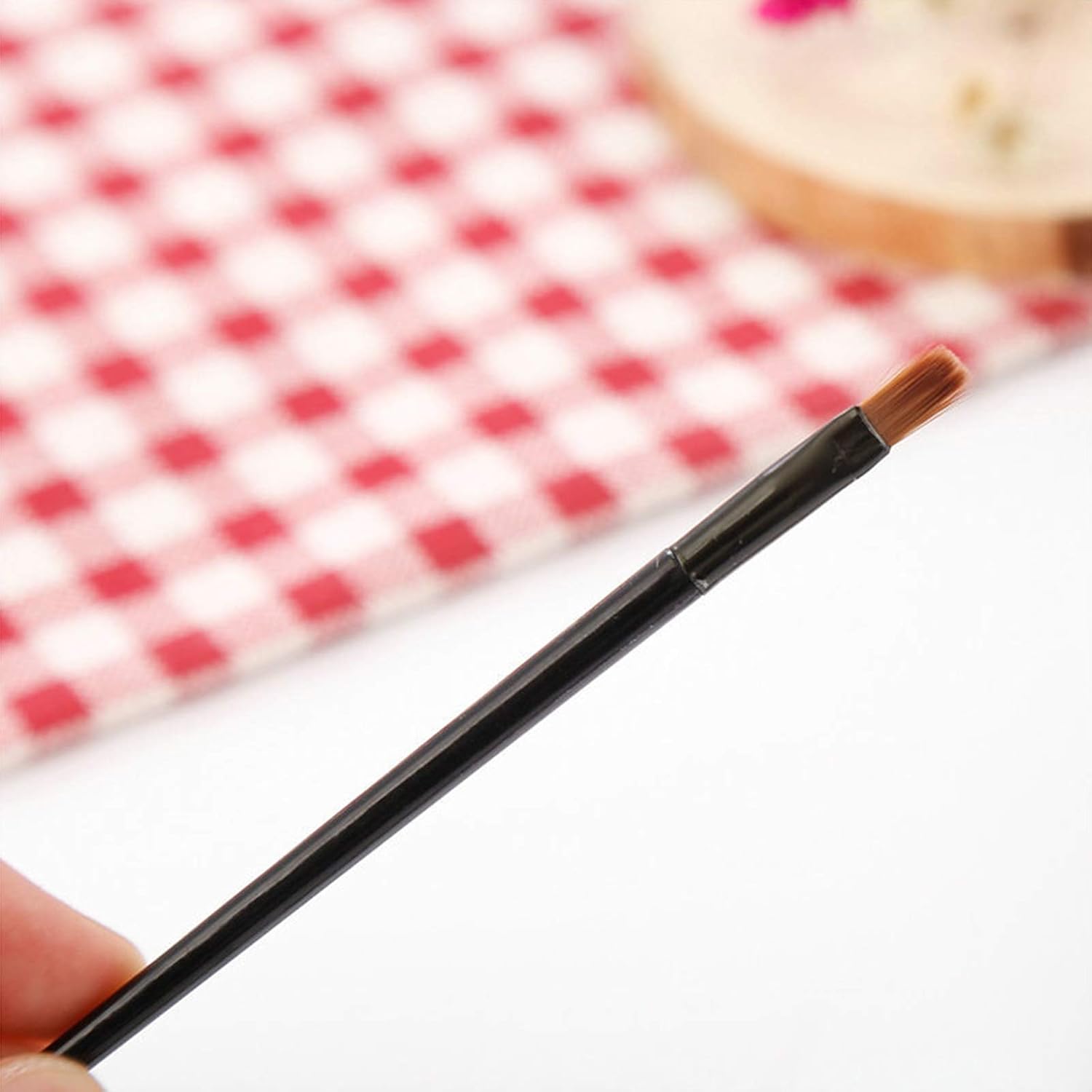 100 Pieces Disposable Lip Brushes Multifunctional Beauty Makeup Brush Lipstick Gloss Eyeshadow Applicator Smudge Cosmetic Tool Set