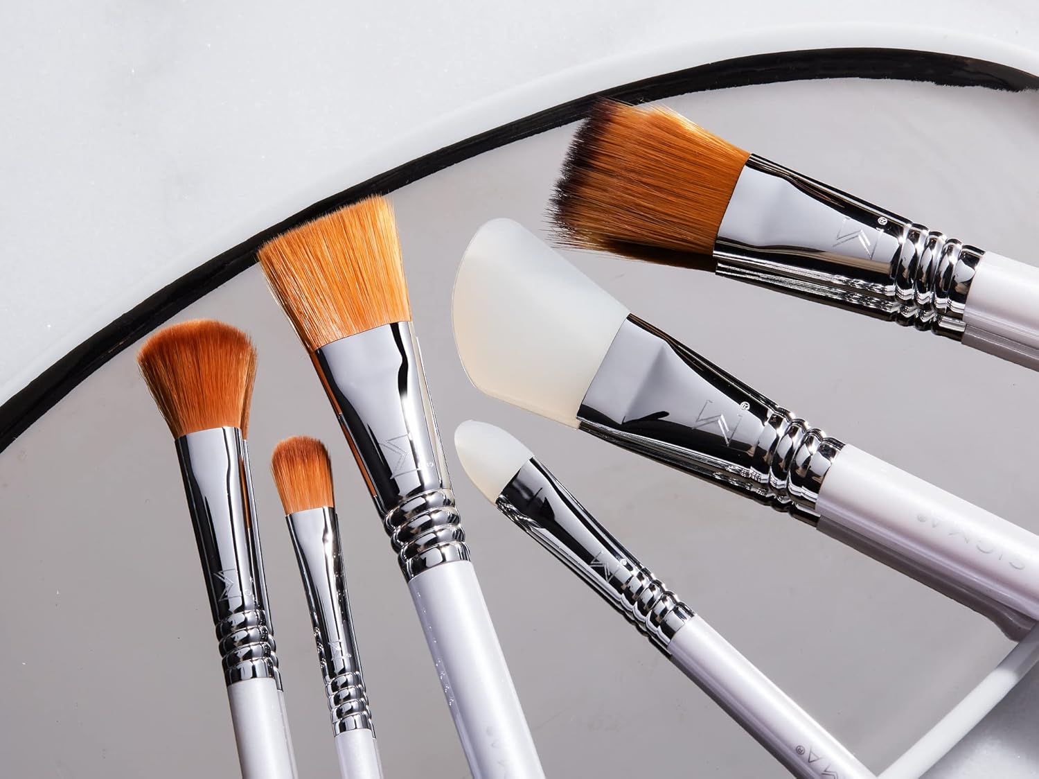 Sigma Beauty S20 Eye Cream Skincare Brush – Skincare Tool for Applying Skincare Products to Face and Skin, Gentle Eye Cream Brush Applicator for Eye Creams and Eye Makeup Primer (1 Pc)