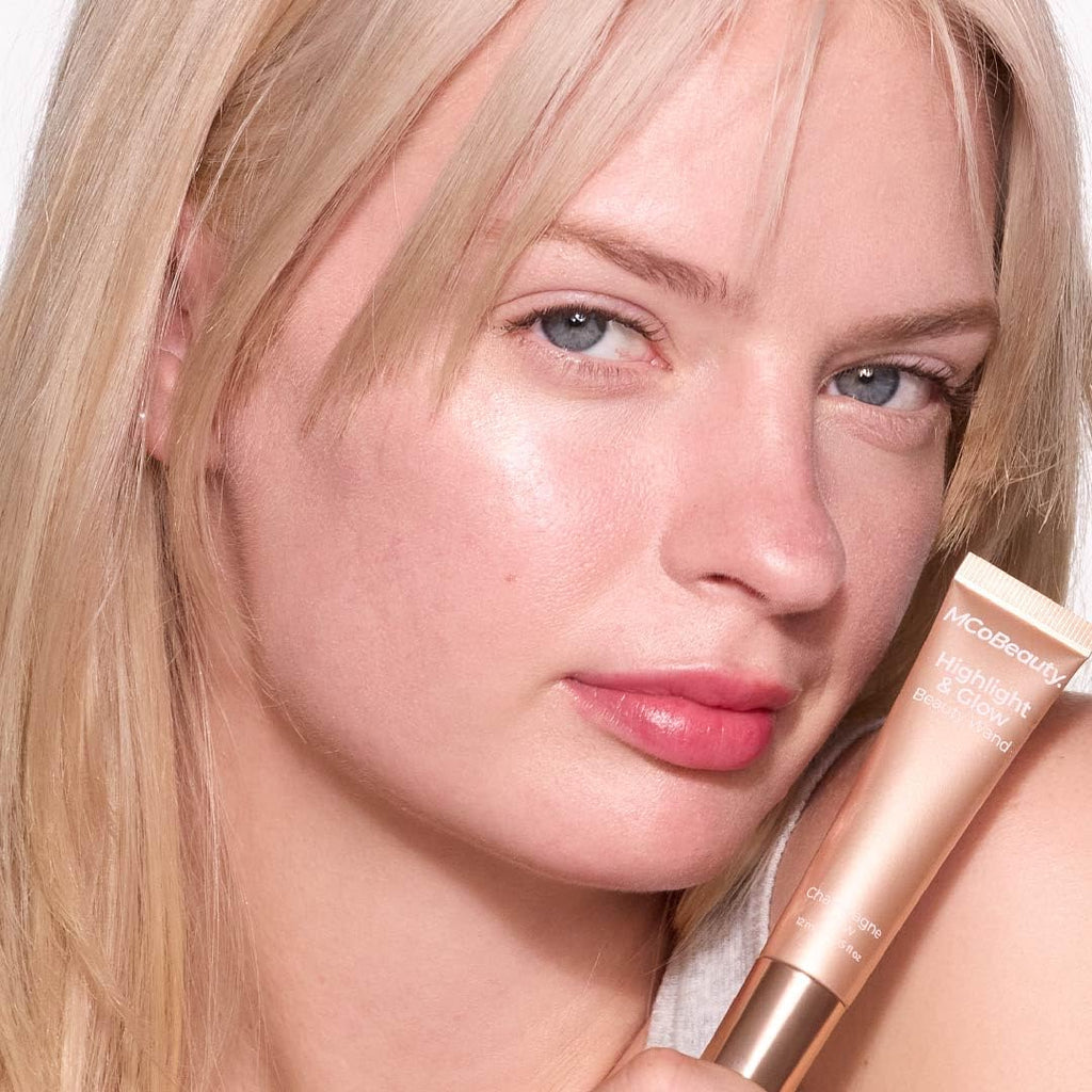 MCoBeauty - Highlight and Glow Beauty Wand - Buildable Liquid Highlighter - Champagne Shade - Liquid Cream with Cushion Applicator for Soft, Radiant Finish - Highlighters Makeup