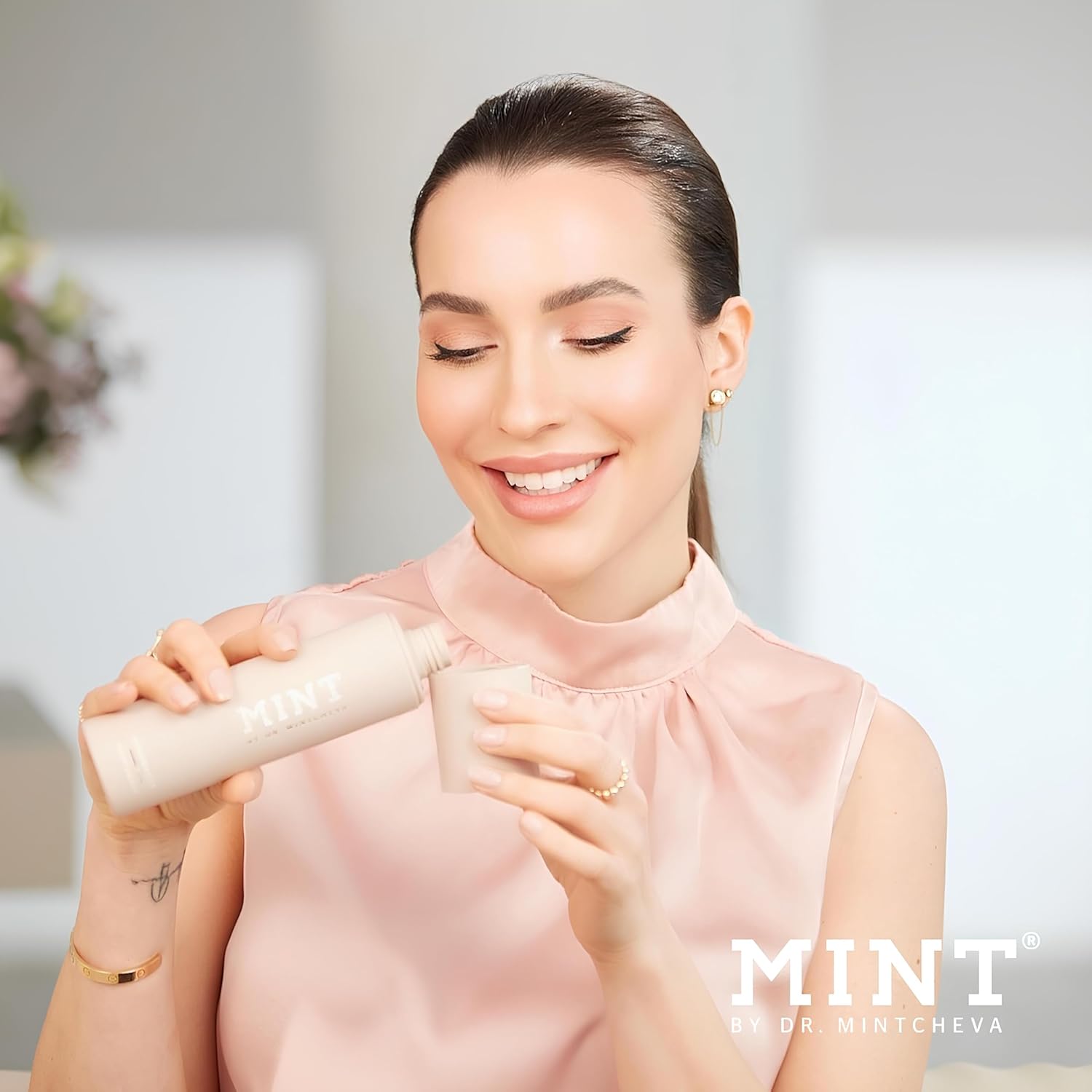 MINT whitening mouthwash with hydrogen peroxide - alcohol-free - mild taste - vitamin B12, peppermint oil and cucumber extract - mouthwash for the care of gums and interdental spaces -By Dr. Mintcheva