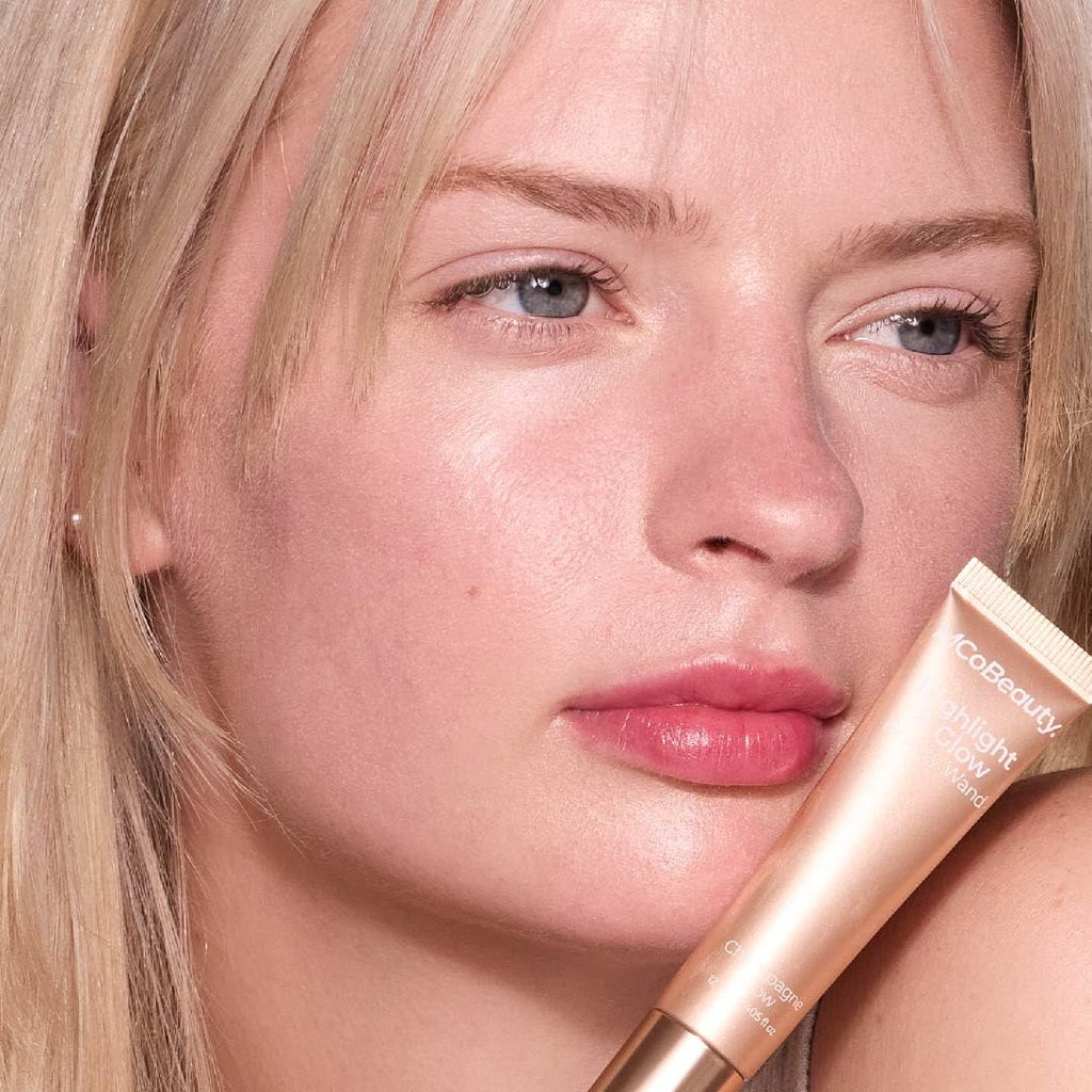 MCoBeauty - Highlight and Glow Beauty Wand - Buildable Liquid Highlighter - Champagne Shade - Liquid Cream with Cushion Applicator for Soft, Radiant Finish - Highlighters Makeup