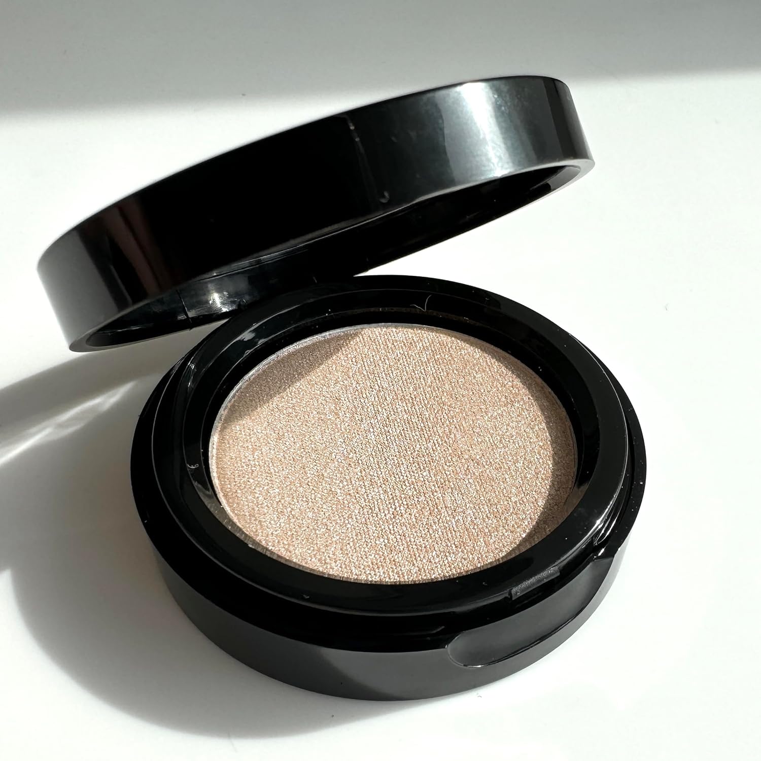 Sandstone Scandinavia Highlighter – Hypoallergenic Face Highlighter - High Glossy Face Illuminator with Natural Finish - Pearl Shimmer - Smooth silky Powder Makeup (Golden Champagne, 3 g)