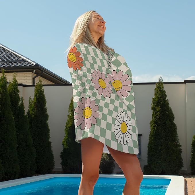 Sage Green Checkered Daisy Floral Beach Towel, Checkered Daisy Pool Towels, Groovy Flower Preppy Large Beach Bath Travel Towels for Swimming Camping, Sage Green Groovy Bathroom Decor, 30x60in